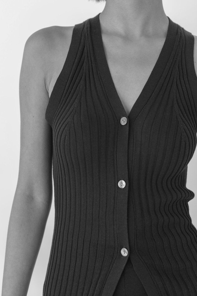 V - Neck Knit Vest in Black - Esse - S -