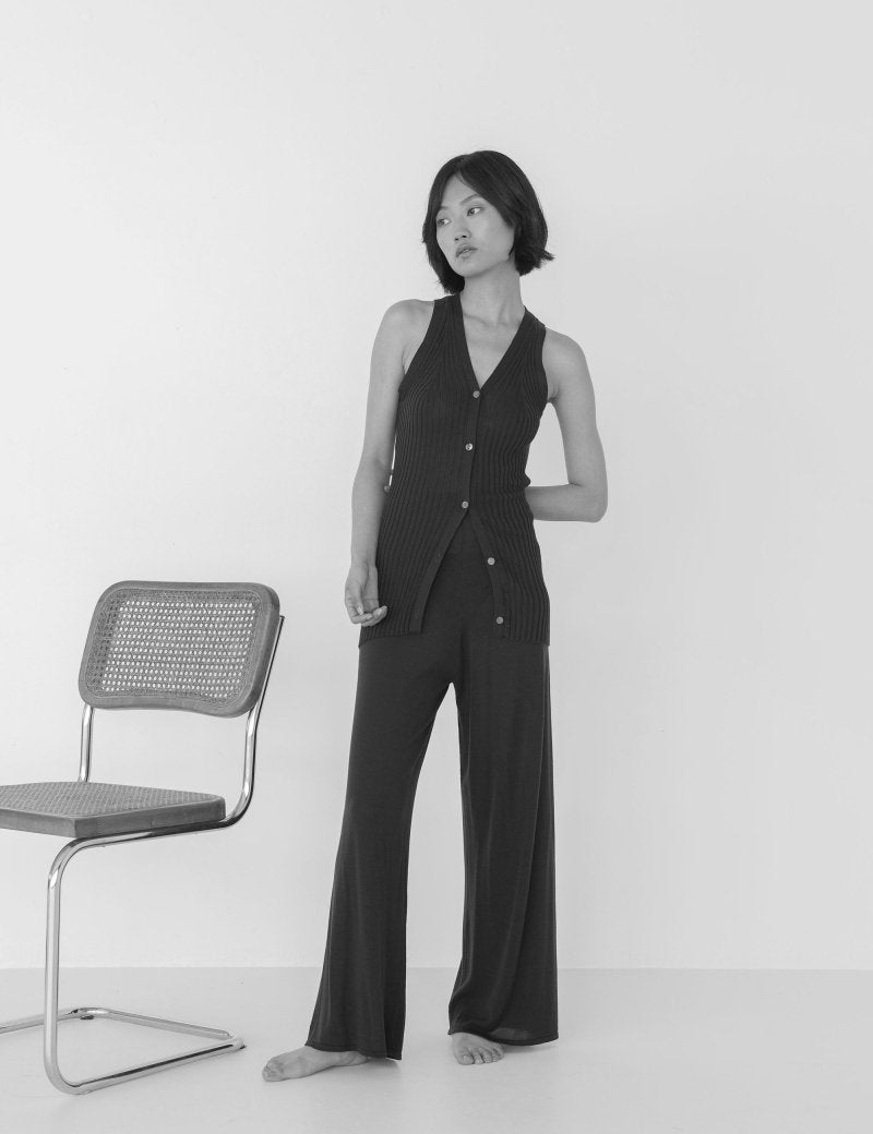 V - Neck Knit Vest in Black - Esse - S - 