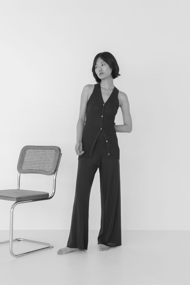 V - Neck Knit Vest in Black - Esse - S - 
