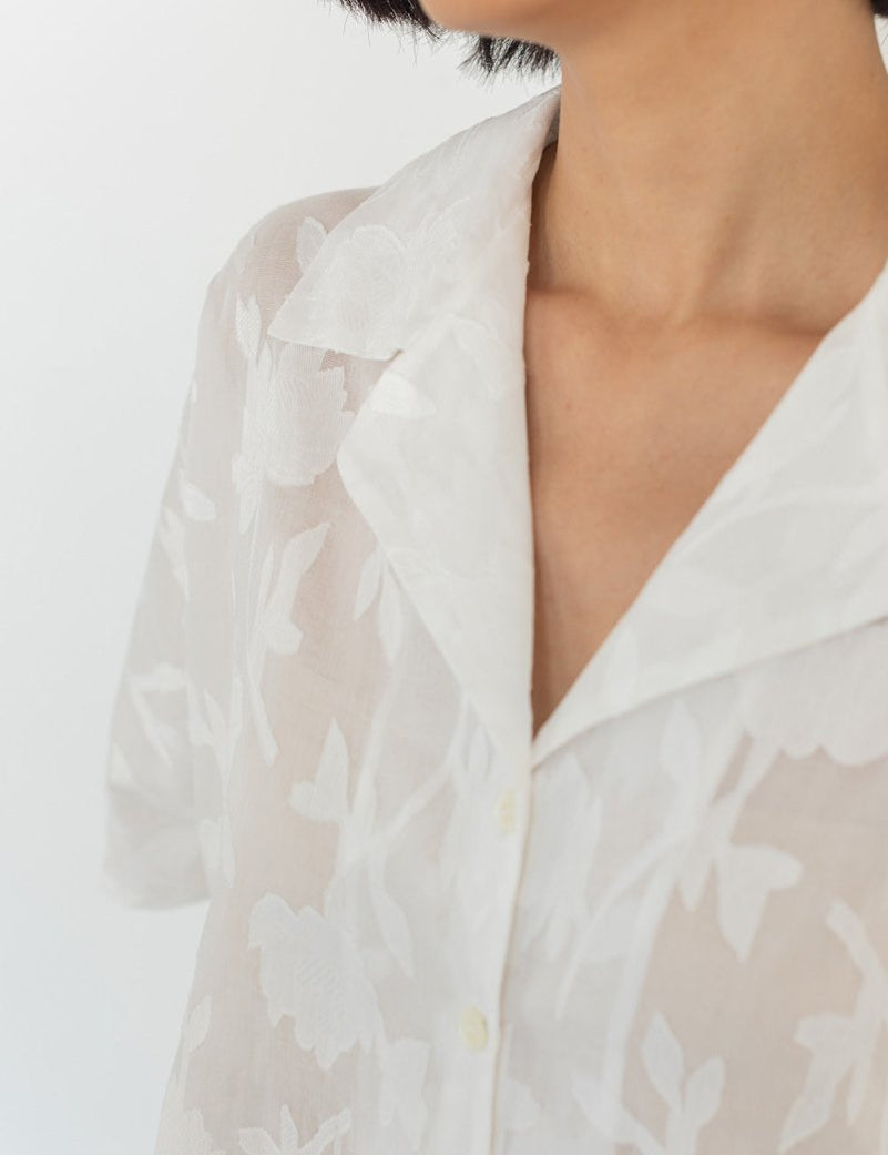 Wide Lapel Shirt in Floral Appliqué - Esse - White - XS - 