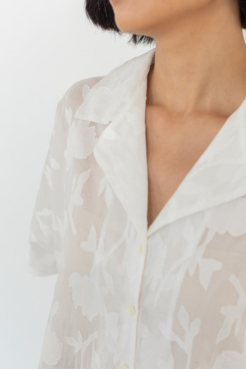 Wide Lapel Shirt in Floral Appliqué - Esse - White - XS - 